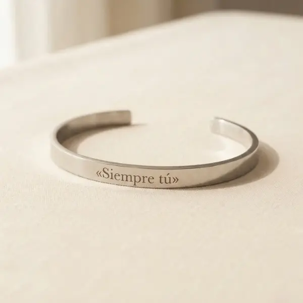 Pulsera rígida de acero con la frase «Siempre tú» grabada